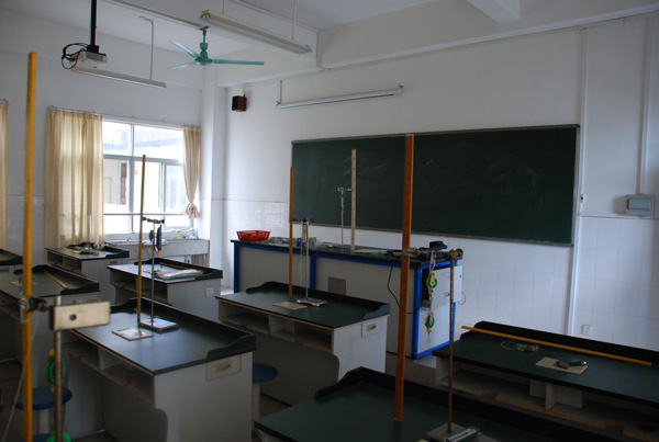东莞清溪中学学校家具工程配套案例